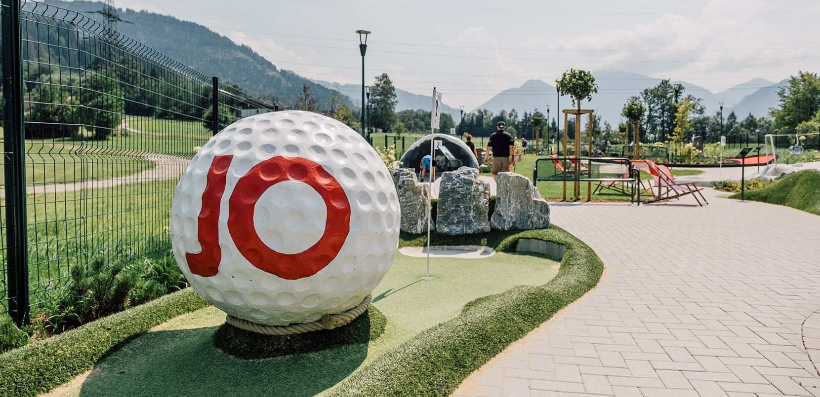 Minigolf spielen auf der Adventure Minigolf-Anlage direkt neben dem Golfplatz in St. Johann in Salzburg - ein Spaß für die ganze Familie