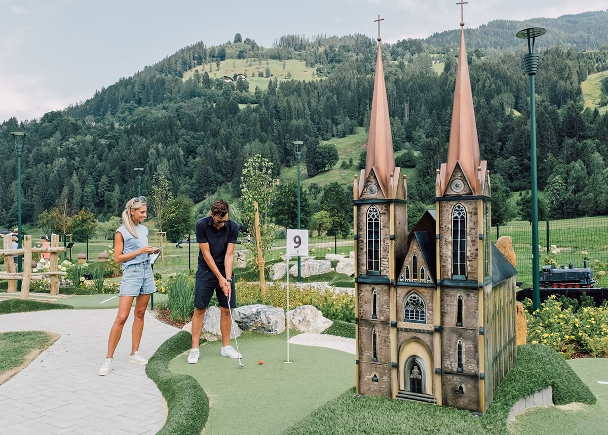 Minigolf spielen auf Minigolfbahnen mit Motiven aus St. Johann