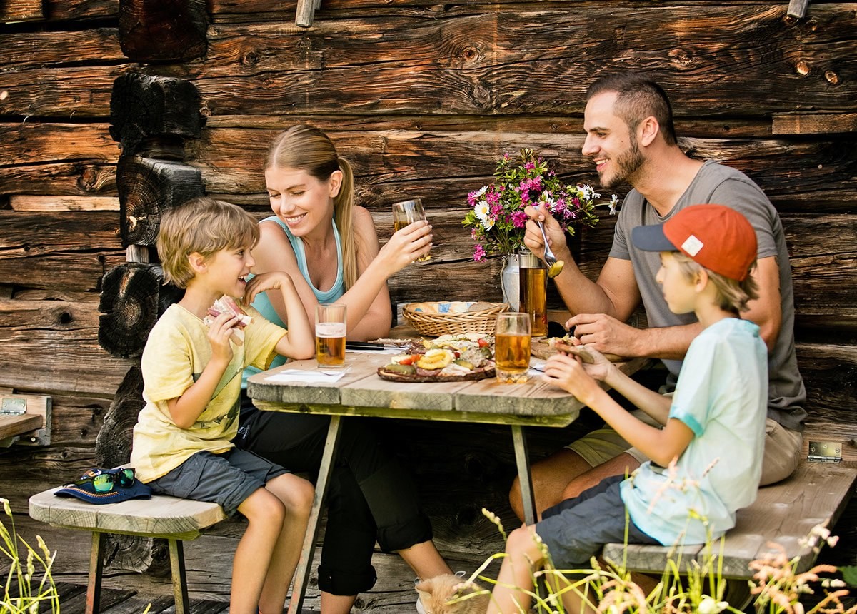 Einkehr in eine Almhütte beim Wandern im Alpendorf
