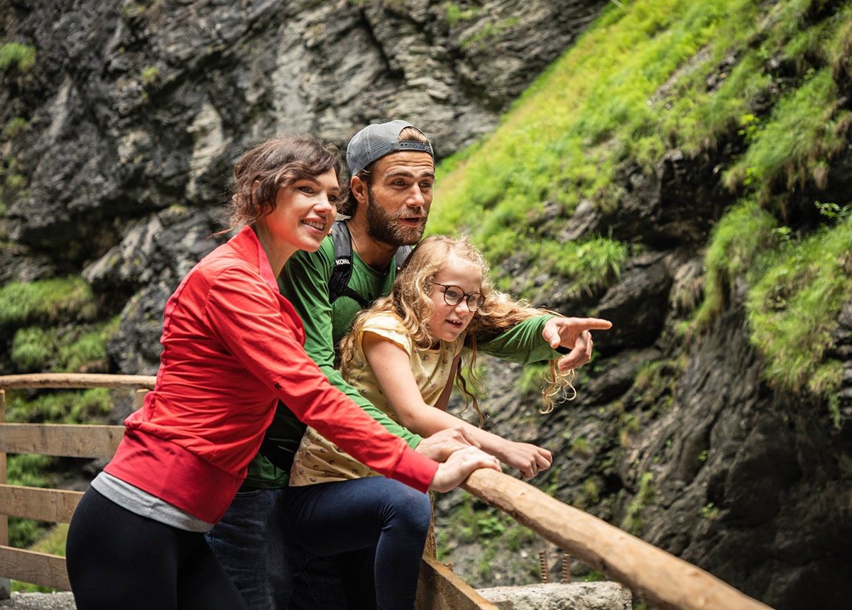 Familie beim Besuch der Liechtensteinklamm