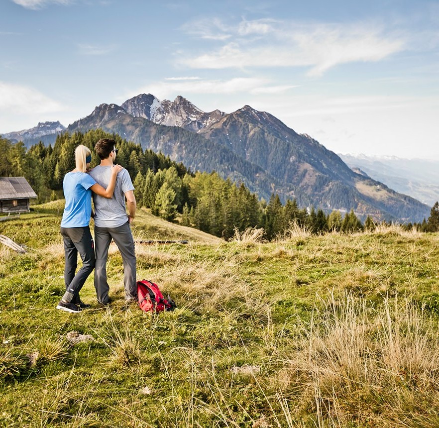 Herrliche Ausblick auf die umliegende Bergwelt bei einer Wanderung am Gernkogel im Alpendorf