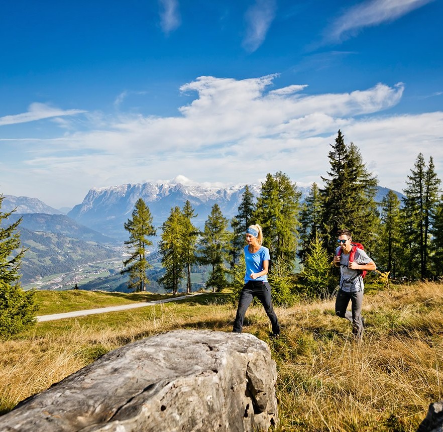Paar beim Wandern am Gernkogel