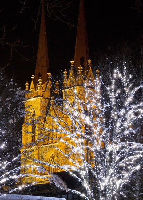 Weihnachtlich beleuchteter Dom in St. Johann in Salzburg