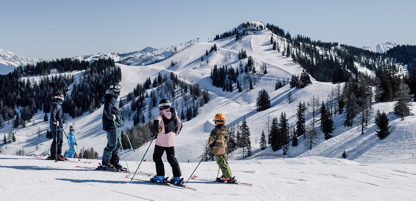 Skifahren mit der ganzen Familie im Skigebiet Alpendorf - Teil vom Snow Space Salzburg in Ski amadé