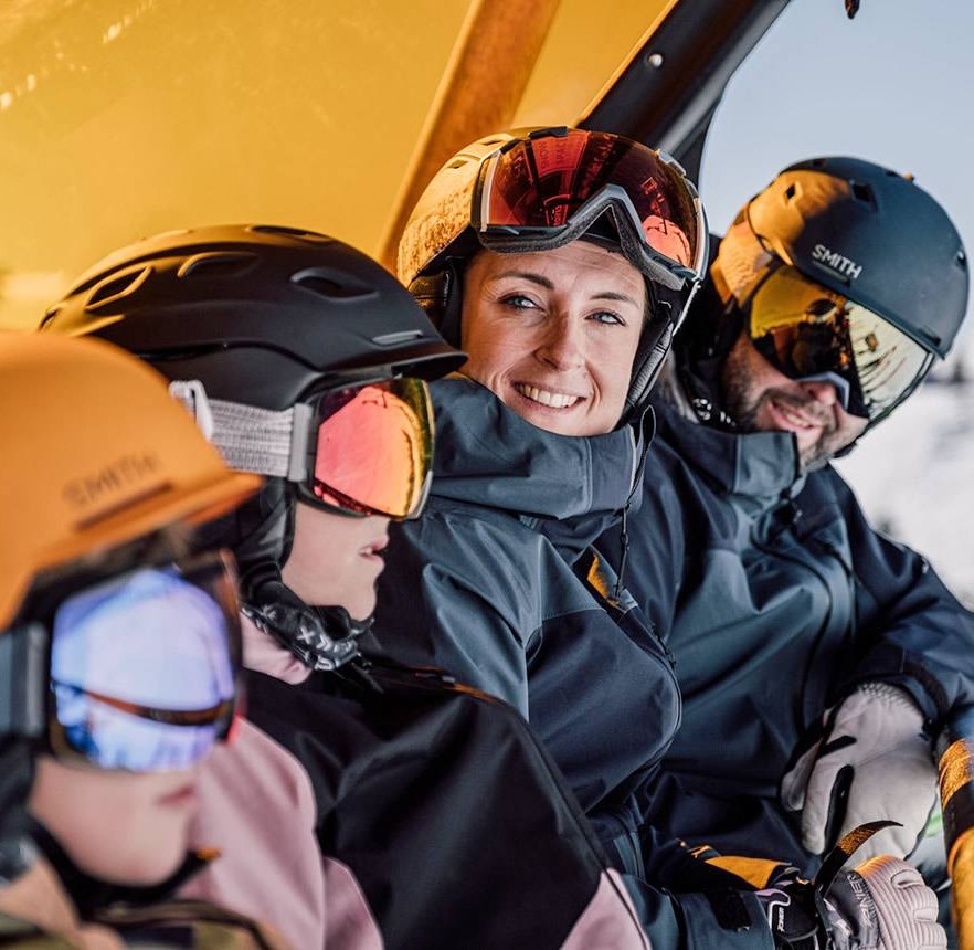 Familien im Sessellift beim Skiurlaub im Snow Space Salzburg